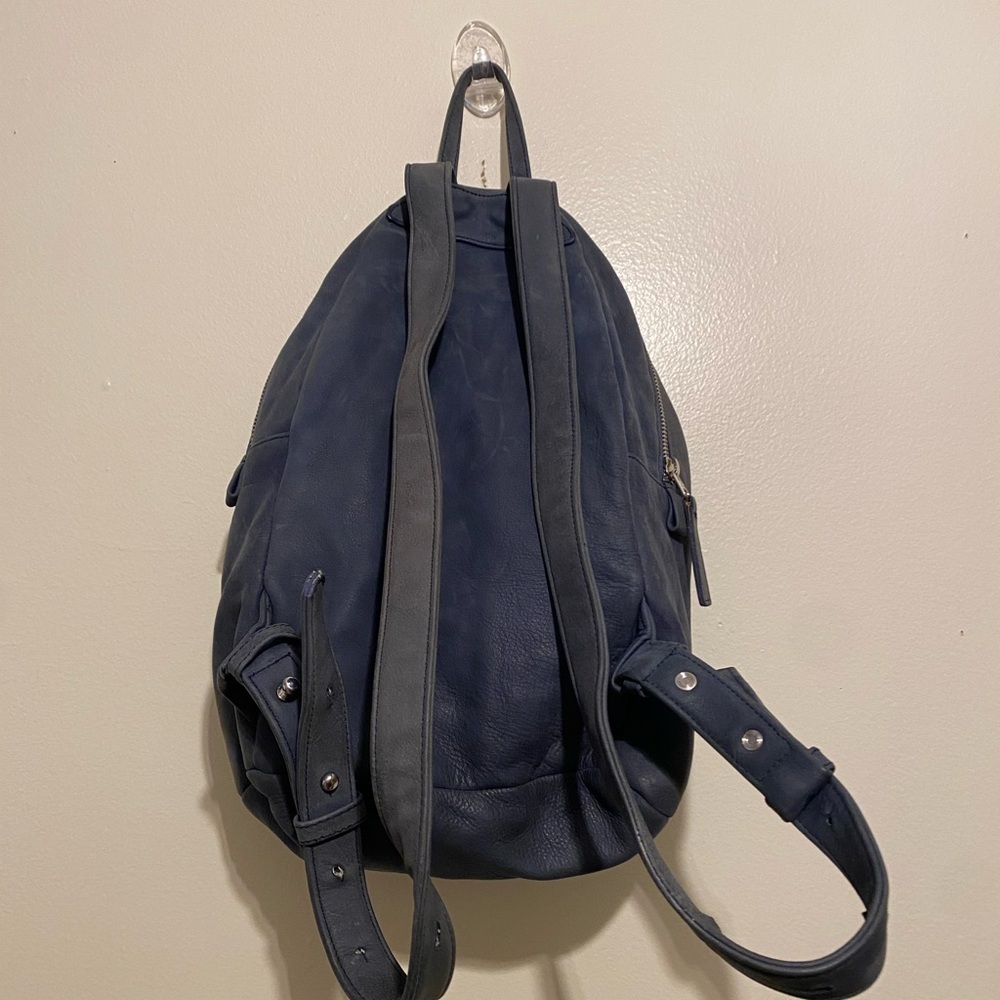 BAGGU NATURAL MILLED LEATHER Stylish Backpack - Picture 3 of 11